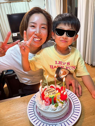 ご家族に囲まれた誕生日のひととき。