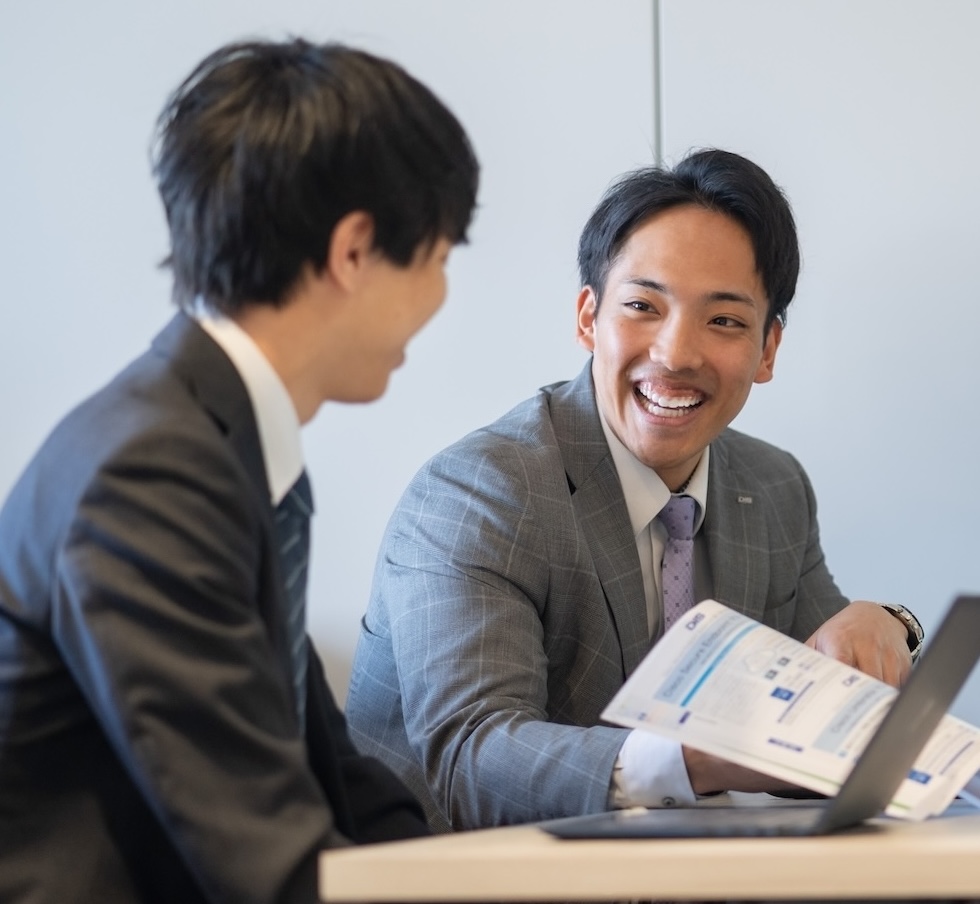 打ち合わせをする社員の様子