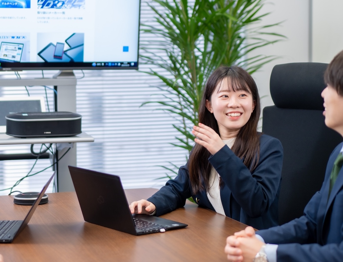 打ち合わせをする社員の様子