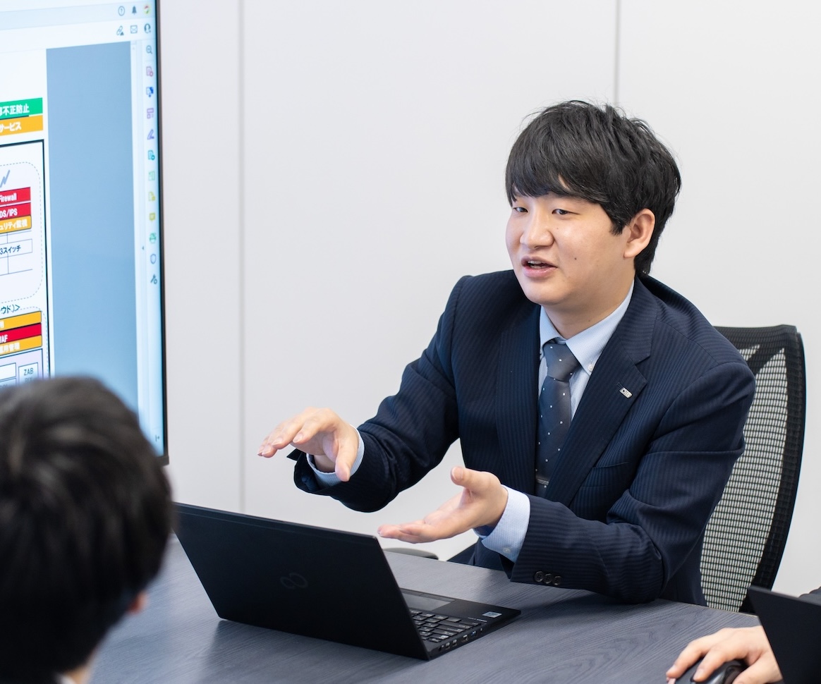 打ち合わせをする社員の様子
