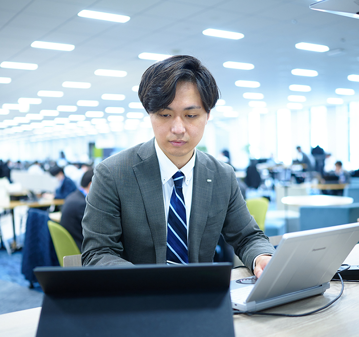 業務に取り組む社員