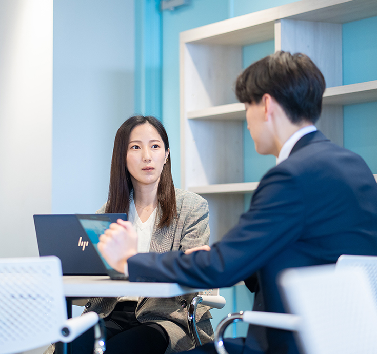 社内で打ち合わせをする社員