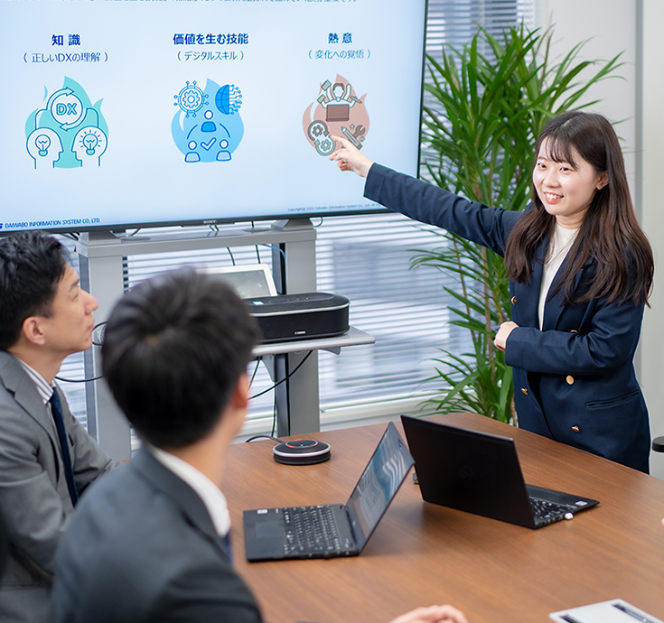 会議で説明する社員